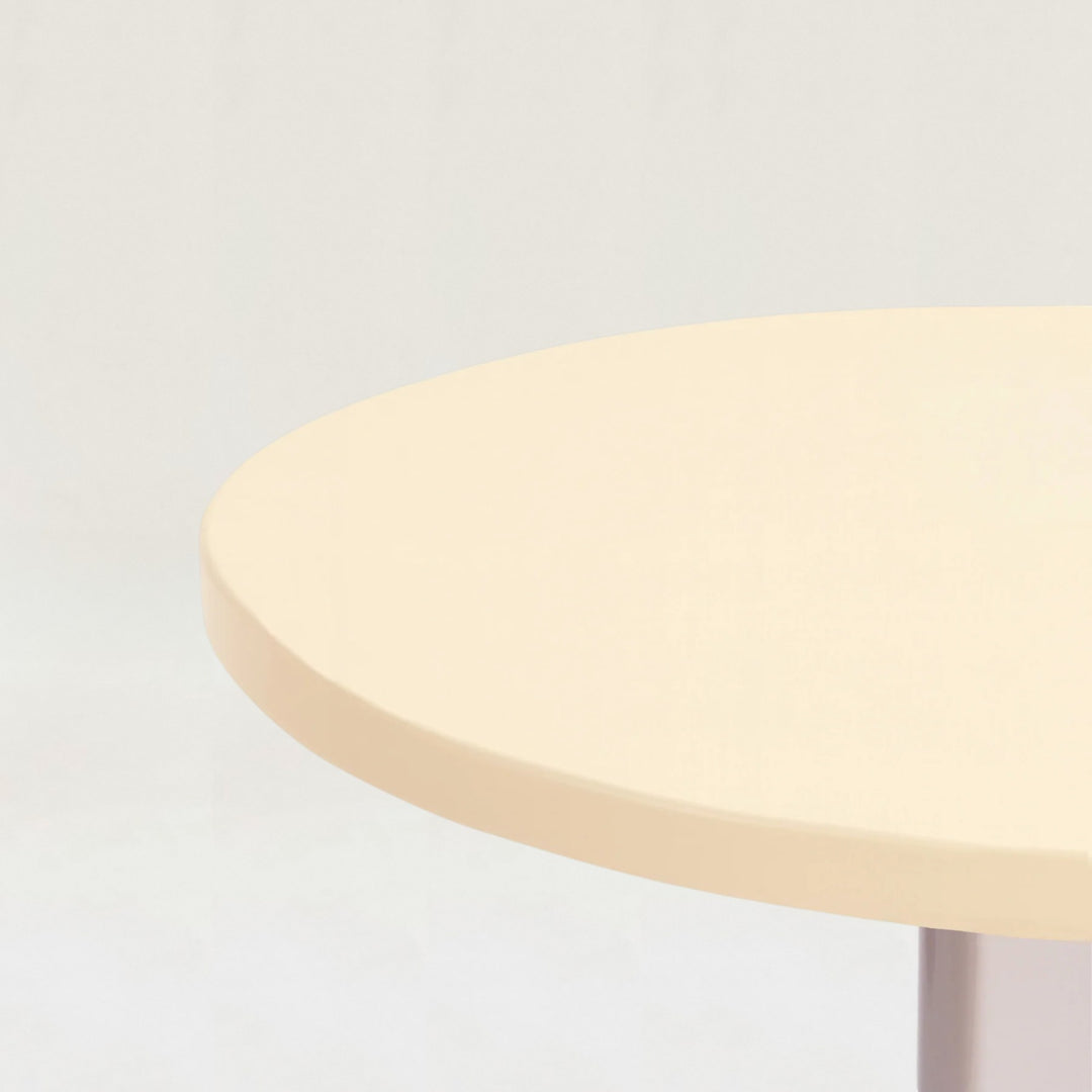 Standard Round Table -M-